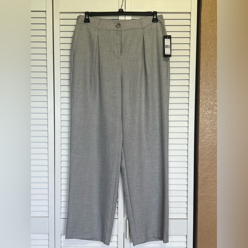 NWT Soho Apparel Ltd Womenʻs Gray Pleated Trousers Size 10